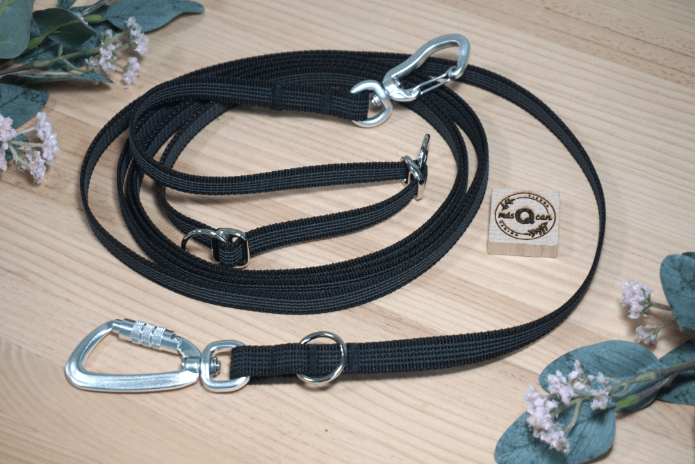 Correa multiposición con mosquetones Antiescape y Top Correa textil engomada de 15mm multiposición con un mosquetón antiescape y un mosquetón top de MásQcan tienda o MQC Pet Atelier