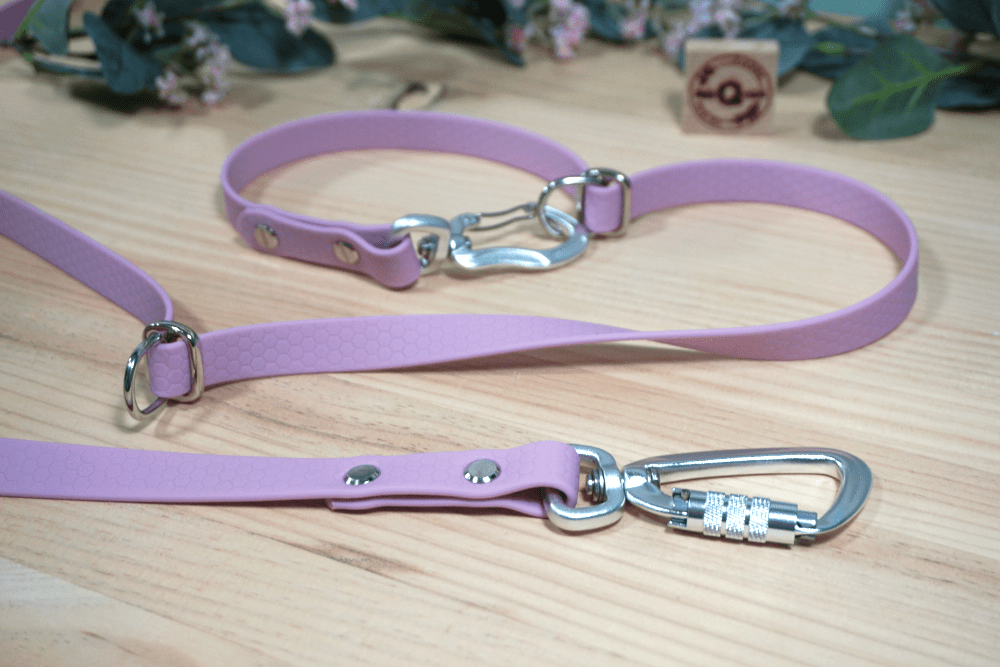 Correa en color lavanda, multiposición, con mosquetón antiescape y top y 2 remaches por unión Correa de PVC Hexa de 16mm en color lavanda, multiposición, con mosquetón antiescape y top y 2 remaches por unión MásQcan Tienda MQC Pet Atelier