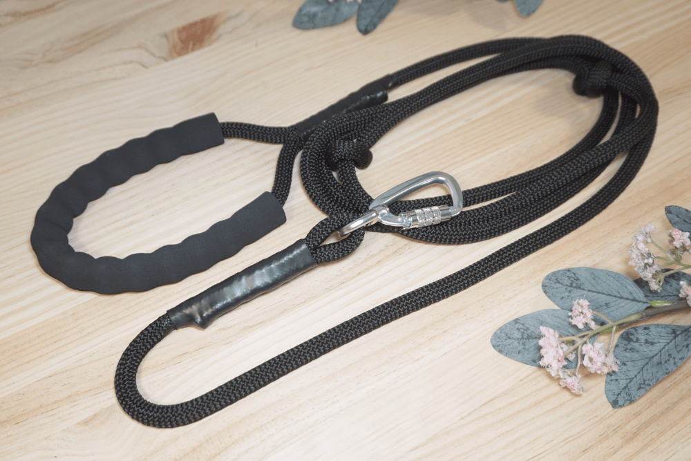 Correa de color Black con asa terminal acolchada, mosquetón antiescape y acabado funcional con cinta termorretractil Correa textil de cuerda cosida con asa terminal acolchada y mosquetón antiesccape de aluminio con acabado funcional de MásQcan Tienda o MQC Pet Atelier
