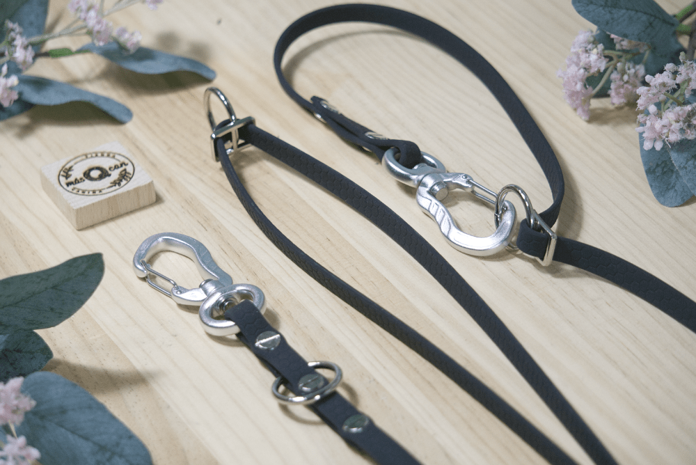 Correa en color negro, multiposición y mosquetones Top Correa de PVC Hexa de 10mm en color negro, multiposicón, con mosquetones Top, impermeable, para perros pequeños y minis, MásQcan Tienda o MQC Pet Atelier