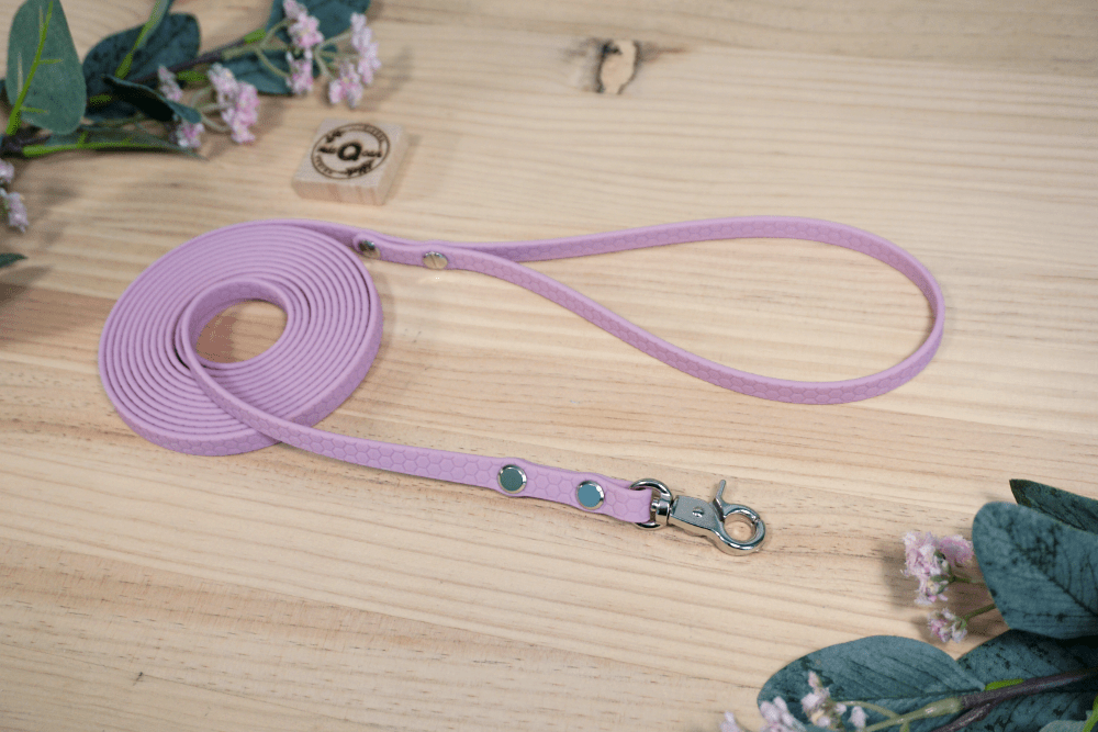 Correa en color lavanda, con asa terminal fija y mosquetón de pinza mini Correa de PVC Hexa de 10mm en color lavanda, msoquetón de pinza mini, impermeable, para perros pequeños y minis, MásQcan Tienda o MQC Pet Atelier