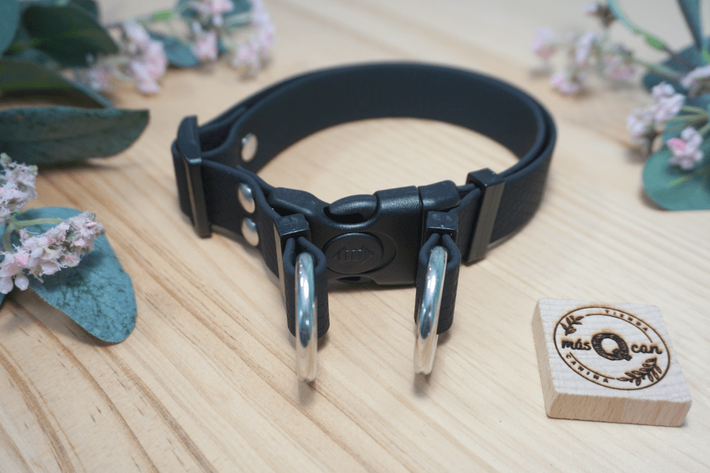 Collar de PVC Hexa color Negro, con doble argolla y remaches roscados inoxidables Collar Aqua de PVC Hexa color Negro, con doble argolla MásQcan Tienda o MQC Pet Atelier
