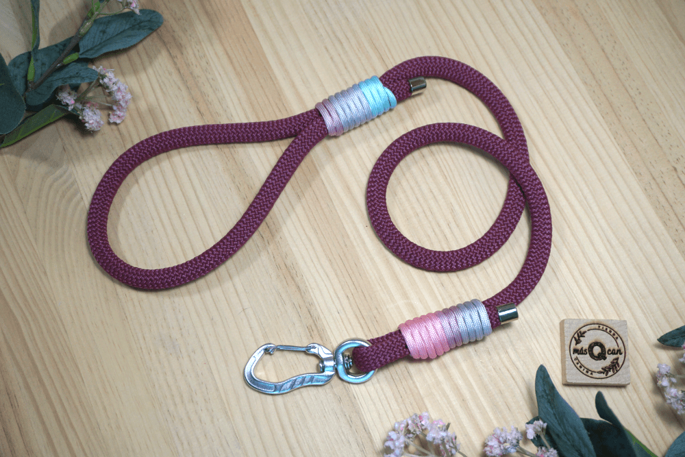 Correa de color Aubergine con asa terminal, mosquetón top y acabado decorativo grueso multicolor pastel dream Correa textil de cuerda cosida con asa terminal y mosquetón top de aluminio con acabado decorativo grueso multicolor de MásQcan Tienda o MQC Pet Atelier